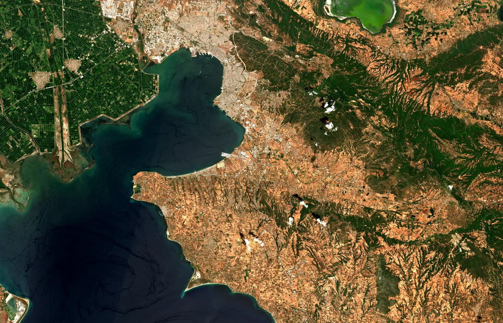 Δορυφορική εικόνα του Θερμαϊκού με το ANATOLIKO, το αεροδρόμιο, τη Θεσσαλονίκη και τη διαδρομή του water taxi